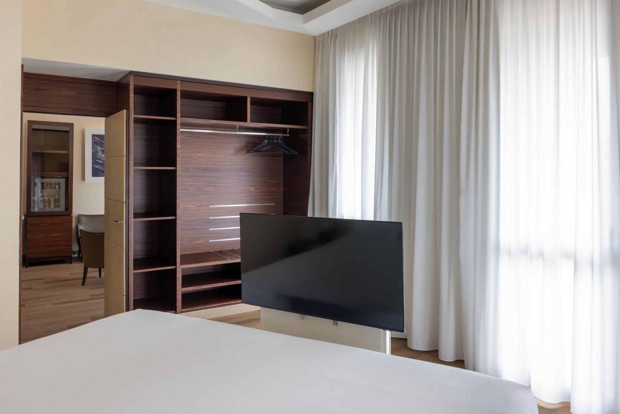 ยูเอ็นเอโฮเทล กูซานี มิลาโน Hotel มิลาน ภายนอก รูปภาพ